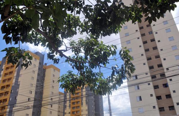 Prédios na avenida Governador Pedro de Toledo. (Dominique Torquato/AAN)