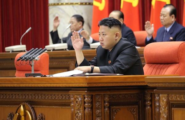 Líder norte-coreano, Kim Jong-Un, durante reunião no parlamento da Coreia do Norte. (France Press)