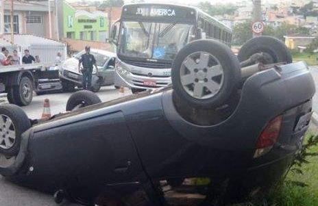 Ka ficou com as rodas para cima após acidente com outros dois veículos (Divulgação)