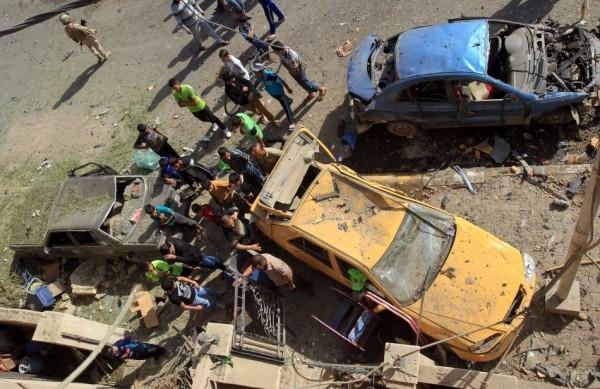 Veículos destruídos após ataque suicida em Bagdá, nesta segunda-feira (1) (France Press)
