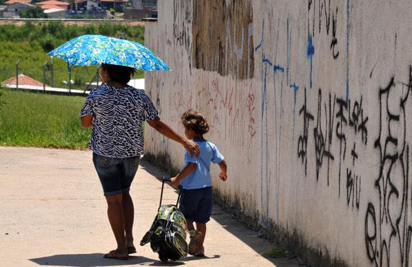 Saída da escola, criança, calor e sombrinha (Dominique Torquarto/AAN)