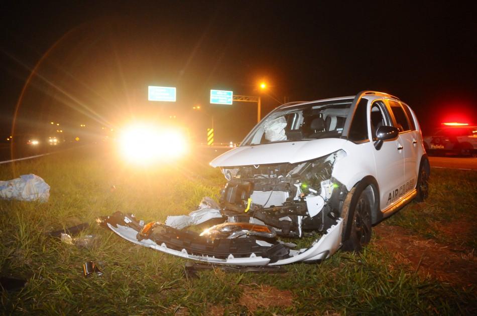Carro que foi atingido de frente na estrada que liga Campinas ao distrito de Barão Geraldo (Janaína Maciel/AAN)