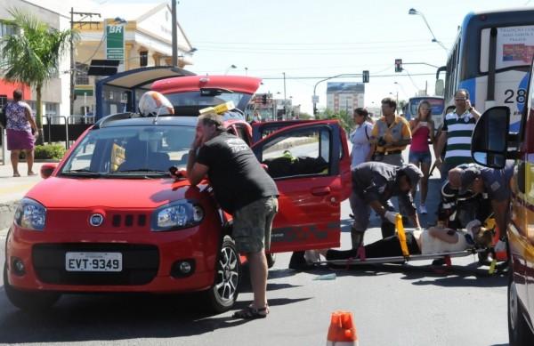 Duas pessoas ficaram feridas em um acidente de trânsito ocorrido na manhã deste domingo (30/03) no corredor de ônibus da avenida João Jorge, na Vila Industrial (Edu Fortes/AAN)