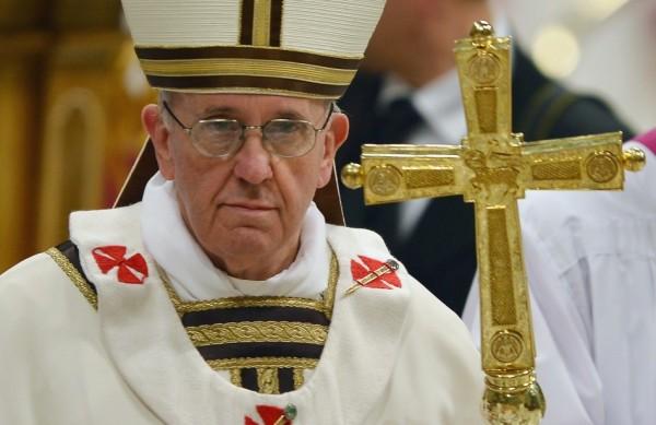 O Papa Francisco pediu neste sábado, na homilia da Vigília Pascal, que lembra a ressurreição de Cristo, que os católicos não se resignem, nem percam a confiança, diante das dificuldades (France Presse)