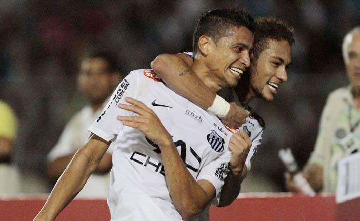 Cícero (à esq.) e Neymar vibram em Bauru: autores dos gols da vitória santista (Célio Messias/AE)
