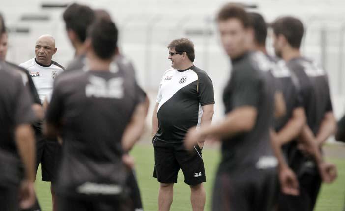 O técnico Guto Ferreira não quer correr o risco de perder jogadores por lesão (Leandro Ferreira/AAN)