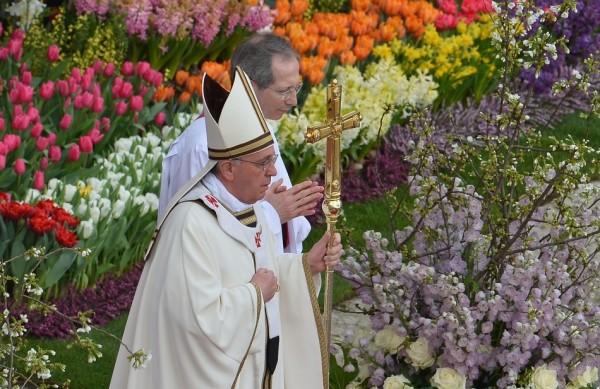 Francisco, que neste domingo voltou a atrair uma multidão, saudou cada um dos cardeais presentes na missa de Ressurreição (France Press)