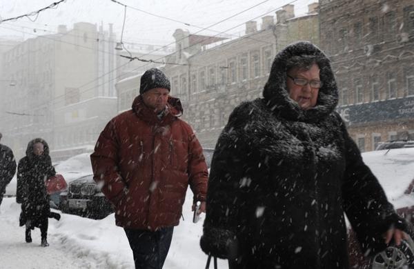 Russos caminham entre neve nas ruas de Moscou; neve nas ruas teve novo recorde de 65 cm (France Press)