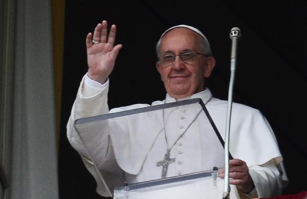 Papa Francisco acena após discurso na janela de seus aposentos do Vaticano (France Press)