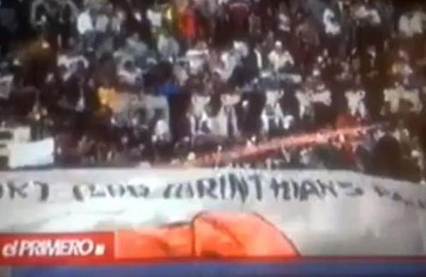 TV boliviana flagrou momento em que sinalizador é atirado contra torcida do San Jose (Reprodução)