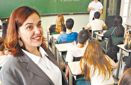A professora de português Fernanda Paula Medeiros Rossi da Silva em sala de aula: "deficiências são reais até mesmo na rede privada (Érica Dezonne/AAN)