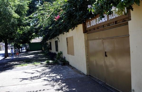 Fogo danificou carteiras, cadeiras e cortinas das salas de Escola Estadual, no bairro José Sampaio (Sérgio Masson/Gazeta de Ribeirão)