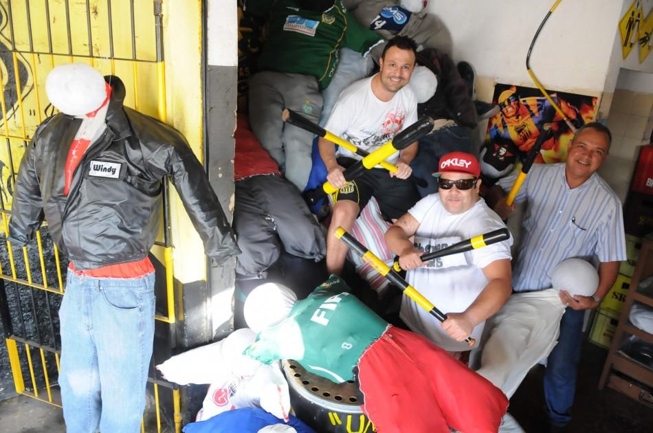 No Jardim Esmeraldina, a brincadeira Arrebentando Judas acontece a partir das 12h em frente ao Bartiras Bar (Edu Fortes/AAN)