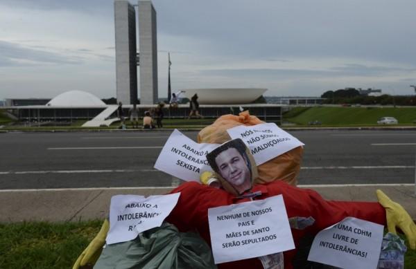 Manifestantes malharam um boneco do deputado Marco Feliciano (PSC-SP) neste sábado (30) em frente ao Congresso Nacional (Agência Brasil)