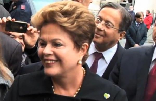 Dilma brinca com repórter argentino ao afirmar "Deus é brasileiro" (Reprodução/TVNBR)