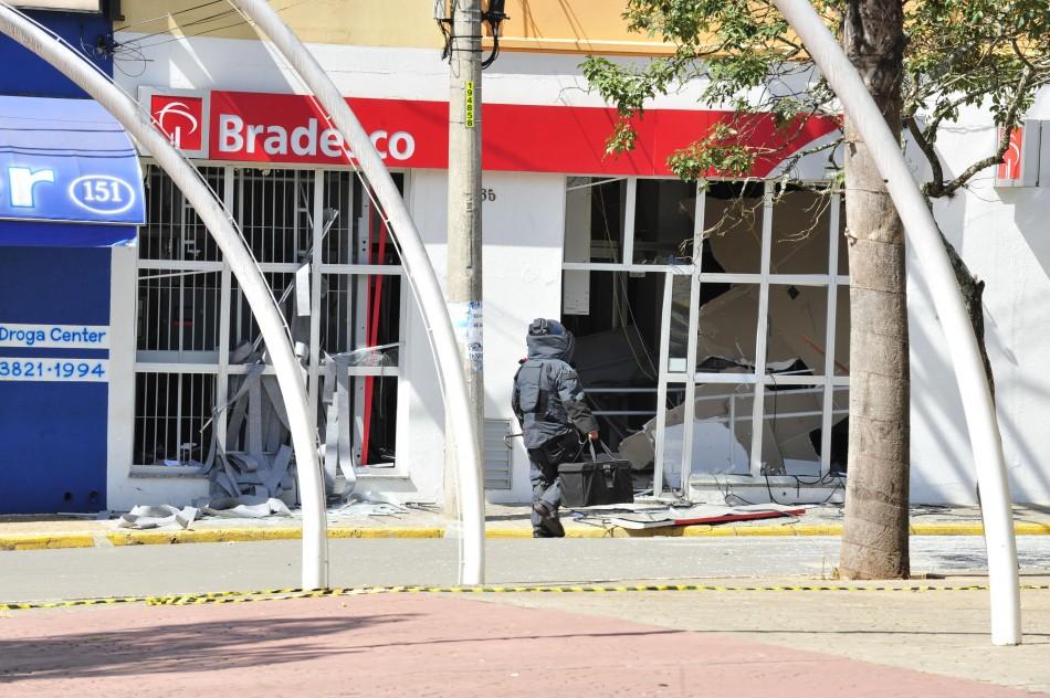 Gate isola agência parcialmente destruída para remoção de bomba  (Giuliano Miranda/Foto Arena)