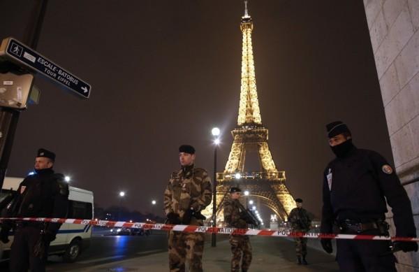 Policiais cercam a Torre Eiffel, em Paris, após alerta sobre bomba (France Press)