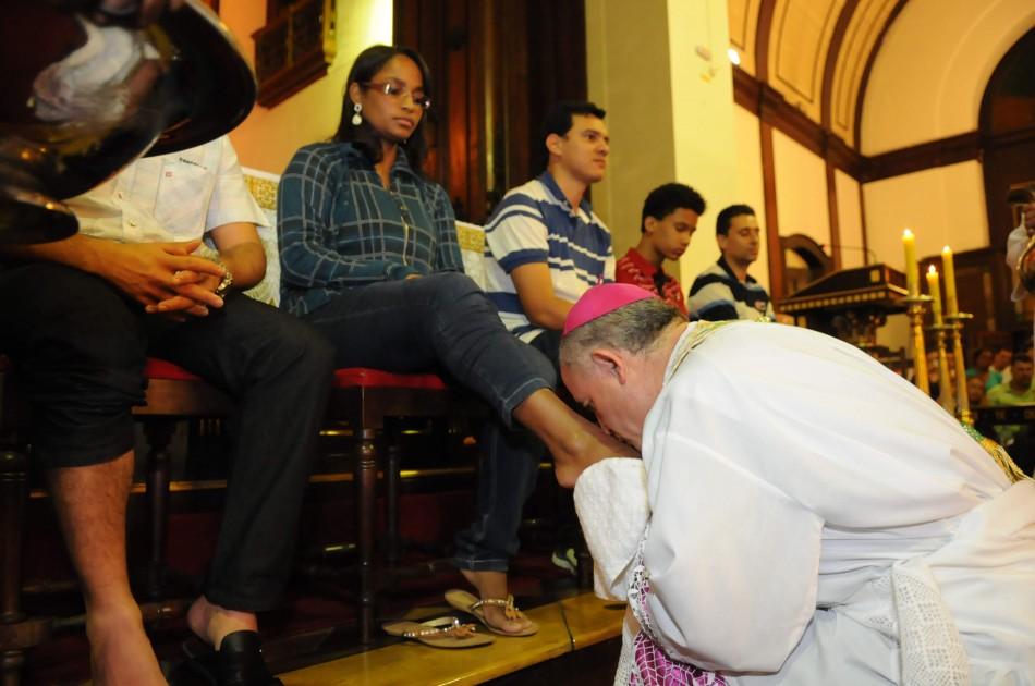 Arcebispo d. Airton imitou o gesto de Jesus, se ajoelhou, lavou e beijou os pés de 12 jovens (Edu Fortes/AAN)