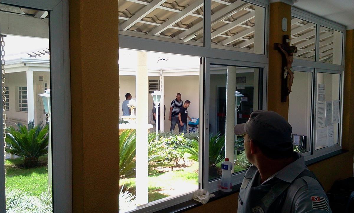 Rodrigo Fernando Batino (de camiseta preta) deixa o Hospital Augusto de Oliveira Camargo e segue para a cadeia de Indaiatuba (Thiago Fonseca/AAN)