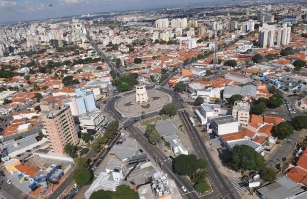 Proposta prevê que Avenida João Erbolato, na quadra antes do balão, tenha sentido único nas duas vias: menos carros chegando na rotatória (Dominique Torquato/AAN)