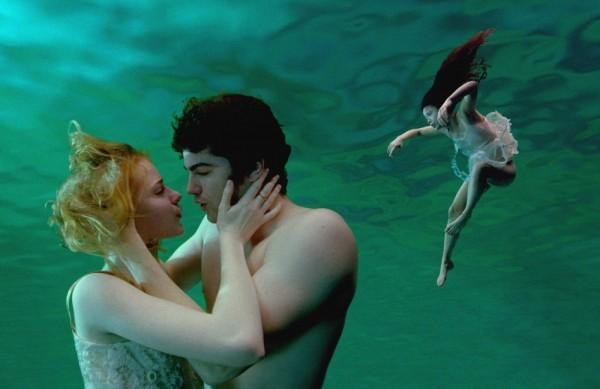 Cena do filme 'Across The Universe', de Julie Taymor, com músicas do Beatles  (Divulgação)