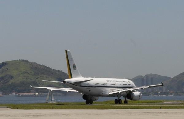 Avião prepara para decolar no Aeroporto Santos Dumont, no Rio (Agência Brasil)