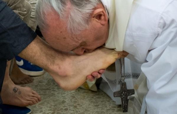 Francisco cumpriu o ritual do lava-pés com doze jovens detentos, entre eles duas meninas e dois muçulmanos (France Press)