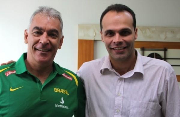 Zanon (esq.) também é técnico do Americana (Cedoc)
