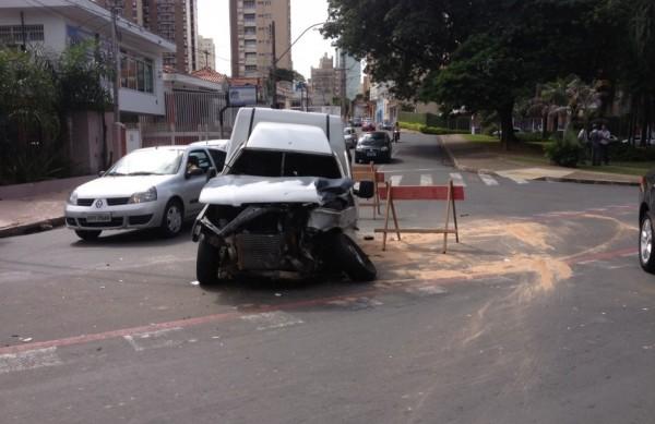 O condutor do carro só parou quando colidiu lateralmente contra uma Fiorino branca (Gustavo Guisse/RAC)