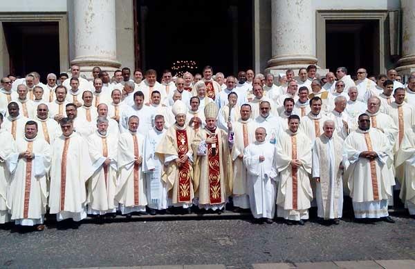 Bispo com padres da arquidiocese na Catedral de Campinas (Thiago Fonseca/Correio.rac.com)