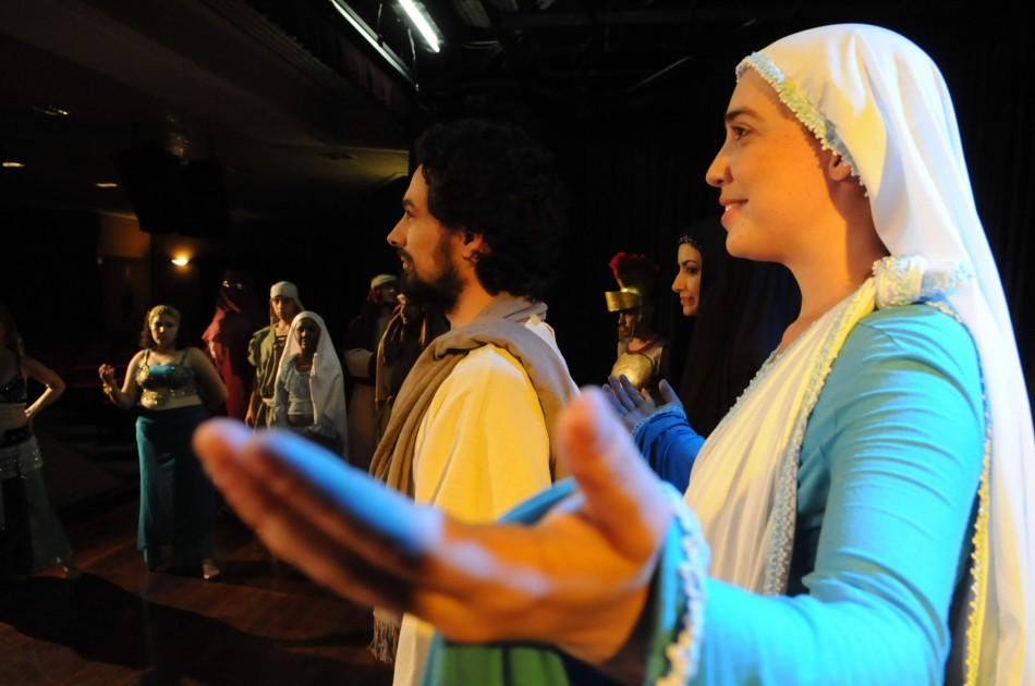 Atores da Companhia Cenarte encenam a Paixão de Cristo, que será apresentada na sexta-feira e sábado no Teatro José de Castro Mendes (Edu Fortes/AAN)