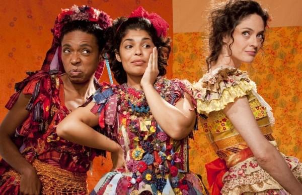 Bianca Byington (à dir.) está no elenco de "A Farsa da Boa Preguiça" (Divulgação)