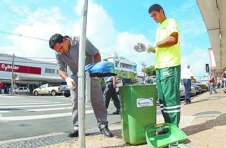 Funcionários da Prefeitura de Piracicaba fazem a instalação de papeleira (Del Rodrigues)