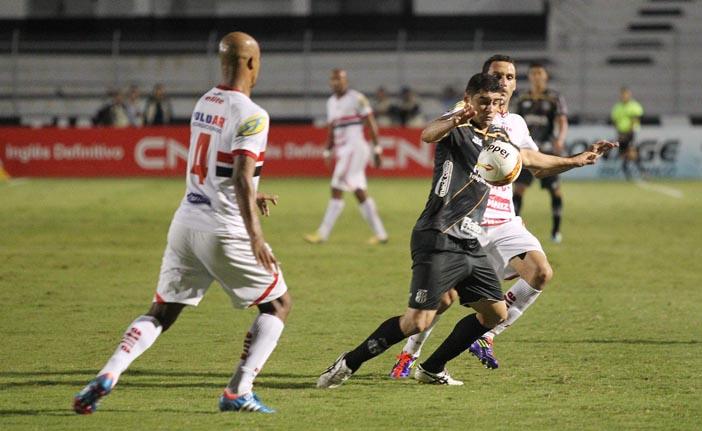 O autor do gol da Macaca, William, domina a bola no peito entre dois marcadores do Botafogo (Leandro Ferreira/AAN)