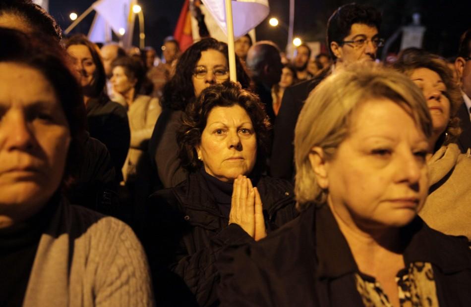 Protesto na frente do Palácio Presidencial na capital cipriota de Nicósia: multidão realiza marcha para protestar contra acordo de resgate da zona do euro (France Press)
