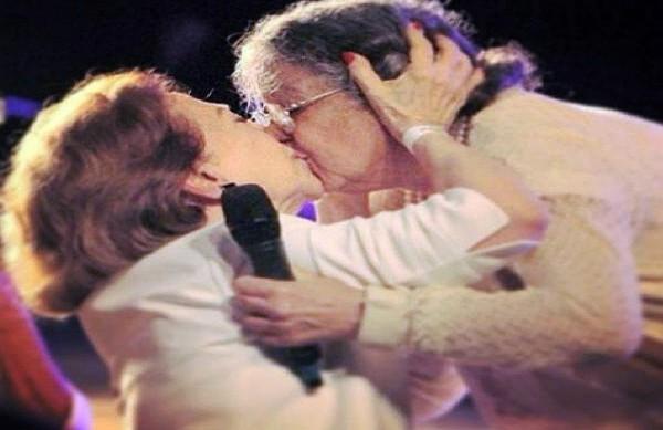Fernanda Montenegro, 88, beija na boca da atriz Camila Amado, 77, em protesto contra Feliciano (Divulgação/Cristina Granato)