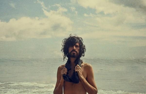 Devendra Banhart defende um ideário neo-hippie em suas músicas (Divulgação)