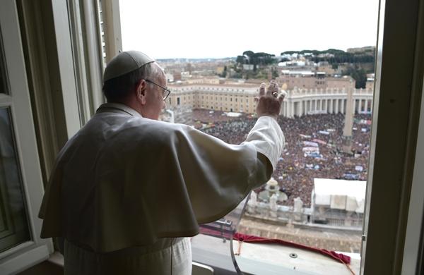 Papa Francisco aparece para multidão de fieis concentrados na Praça São Pedro, no Vaticano (France Press)