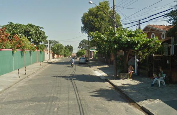 Segundo a polícia, o grupo passava em Stilo pela Rua Corumbataí, quando foi abordado por dois homens (Google)