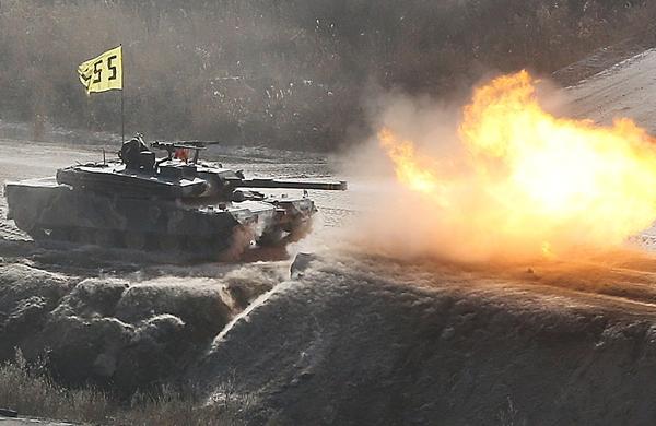 Tanque de guerra sul-coreano durante exercício militar em conjunto com forças dos Estados Unidos (France Press)