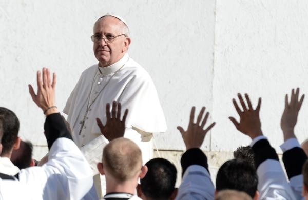 Papa Francisco passa por fieis ao chegar à missa de entronização no vaticano (France Press)