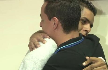 Ciclista David Santos Sousa, que perdeu o braço após ser atropelado na Avenida Paulista, abraça Thiago Chagas dos Santos, que prestou socorro no dia do acidente (Reprodução)