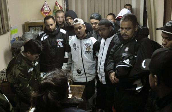 Torcedores corintianos continuam presos na Bolívia acusados de participação na morte de torcedor boliviano (France Press)