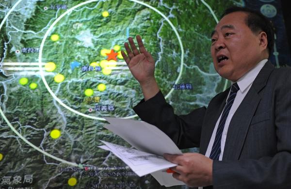 Diretor do Centro Sismológico de Taiwan, Kuo Kai-wen explica abalo sísmico (France Press)
