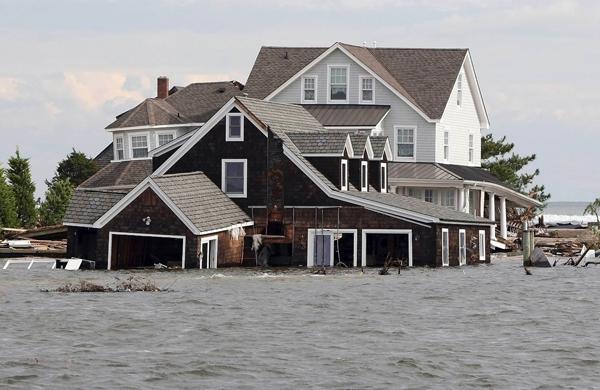 Imagem mostra casa sob a água após passagem do furacão Sandy nos EUA (France Press)