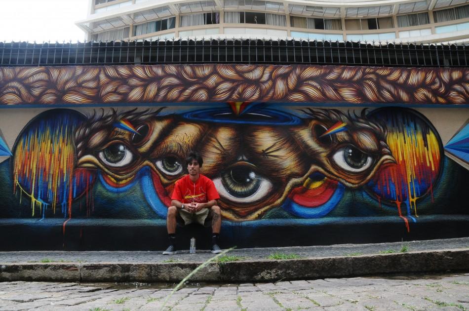 Guilherme França e sua obra no muro do prédio Itatiaia, em Campinas (Érica Dezonne/AAN)