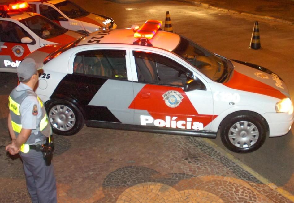 Policial militar observa movimentação na rua; tragédia choca a cidade (Cedoc/RAC)
