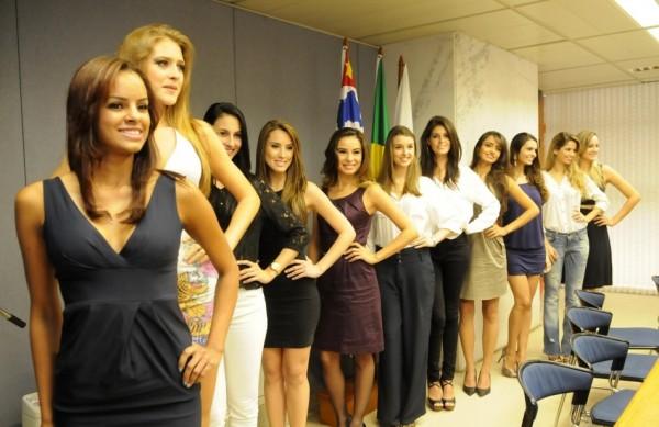 Garotas perfilam para a foto oficial do concurso; uma delas faltou à apresentação (Edu Fortes/AAN)