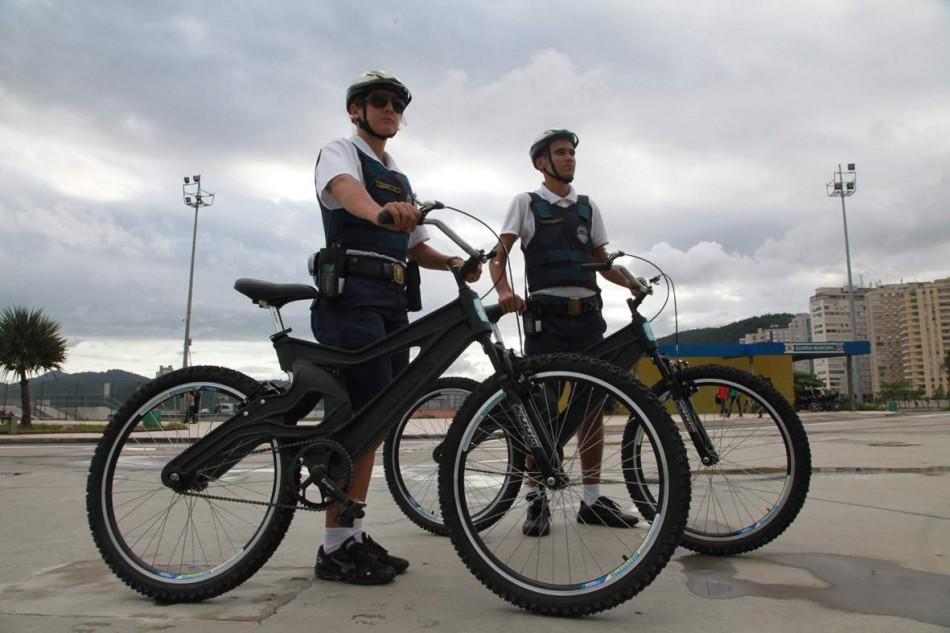 Guardas municipais de Santos e a bicicleta feita de garrafas pet (Anderson Bianchi/Divulgação)