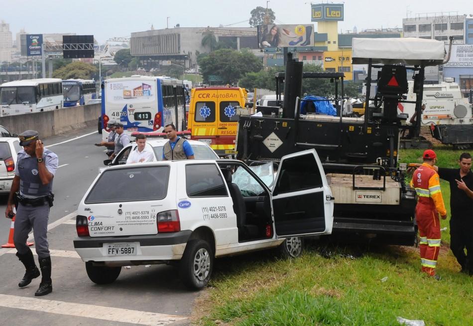 Uno de São José dos Campos acertou máquina no canteiro central (Érica Dezonne/AAN)